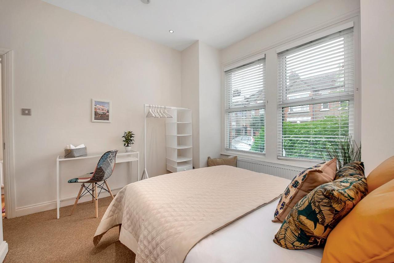 Finding My Palace Guest House In Tooting ミッチャム エクステリア 写真